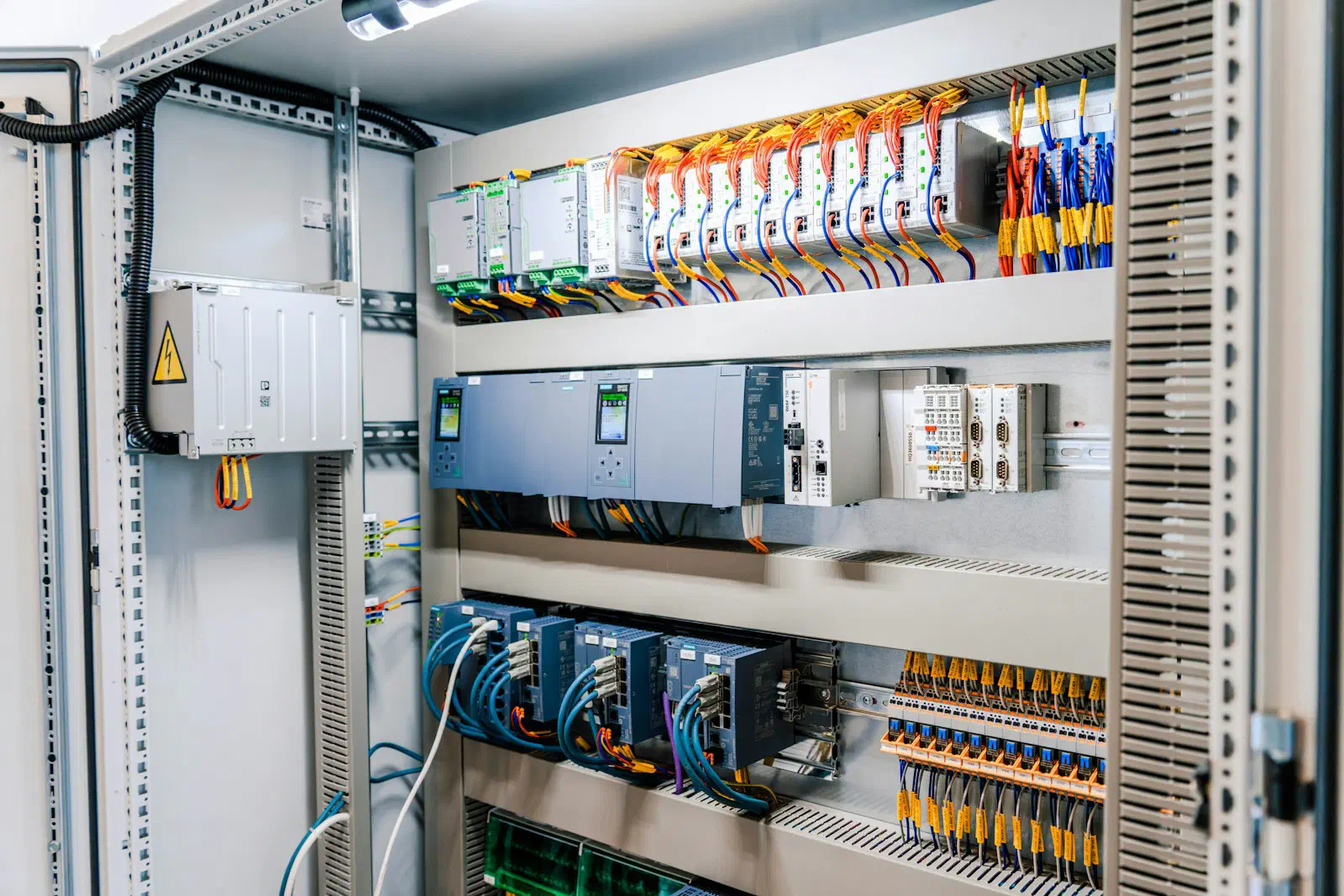 Moderner Gebäudeautomations-Kontrollraum mit Monitoring-Dashboards, HVAC-Steuerung, WENGET GA-Beratung Deutschschweiz